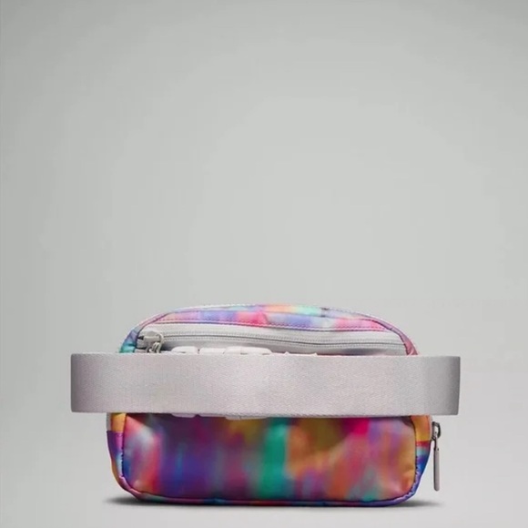 lululemon NWT Everywhere Belt Bag 1L Prism Wash Print Multi/Vapor - Picture 3 of 8